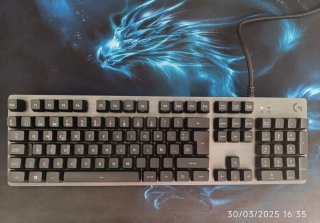 Ordenador Nfortec Blanco y Morado y mesa gaming.