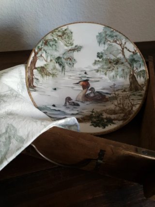 Plato llano decorado con aves
