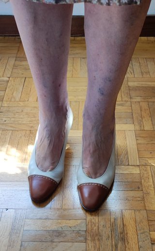 Zapatos Ballco beige y marrón. Talla: 37