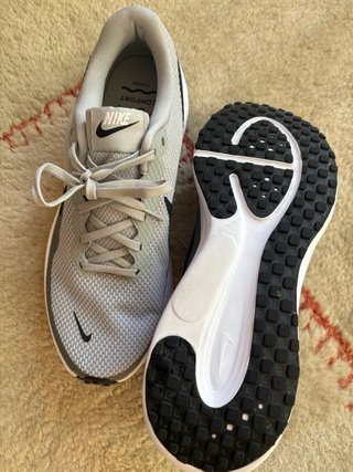 Zapatillas Nike grises y blancas
