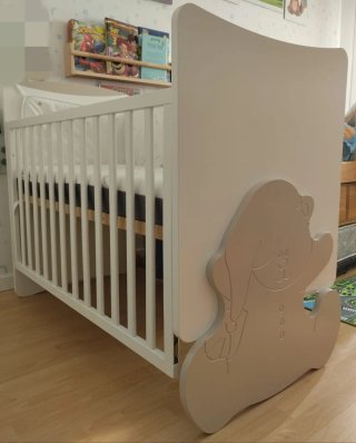 Cuna de bebé blanca con colchon como nuevo