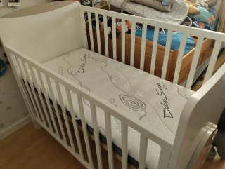 Cuna de bebé blanca con colchon como nuevo