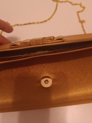 Bolso de fiesta dorado elegante.