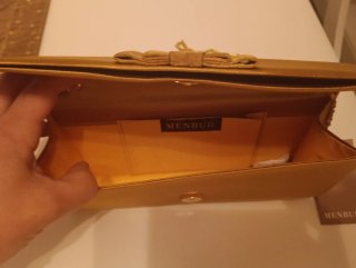 Bolso de fiesta dorado elegante.