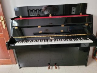 Piano de pared de  Yamaha