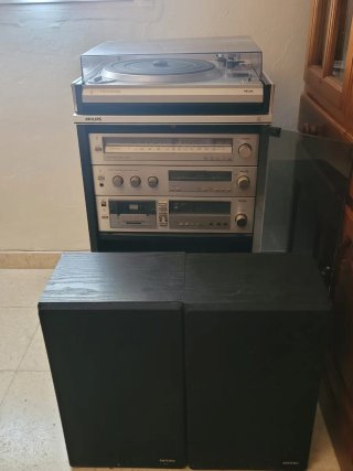 Equipo de música Philips con altavoces