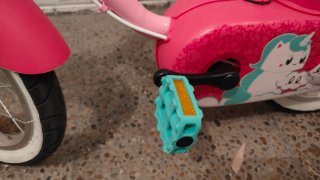 Bicicleta infantil rosa con ruedines