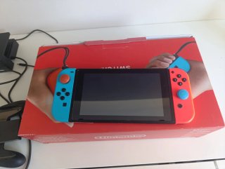 Nintendo Switch con accesorios y caja original