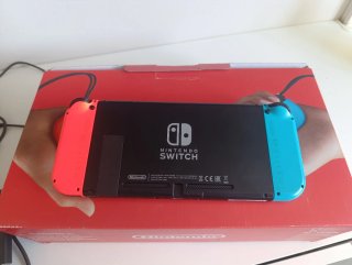 Nintendo Switch con accesorios y caja original