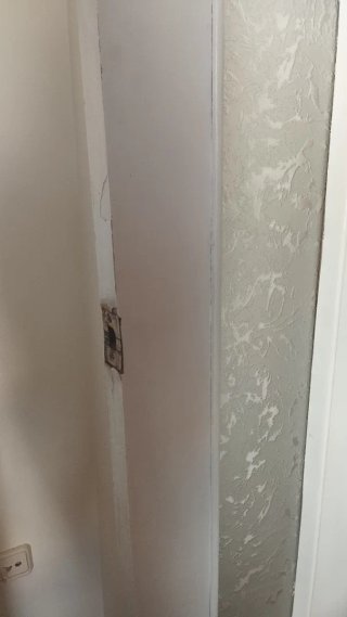 Puerta blanca con cristal