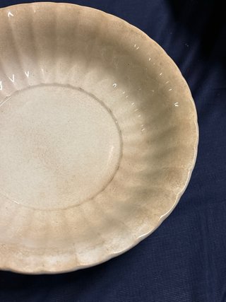 Antigua fuente de porcelana beige