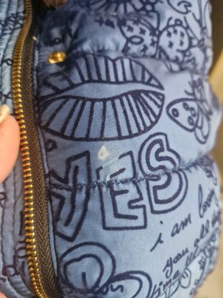 Abrigo acolchado Desigual azul estampado