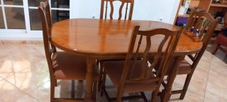 Mesa de comedor y 4 sillas de madera
