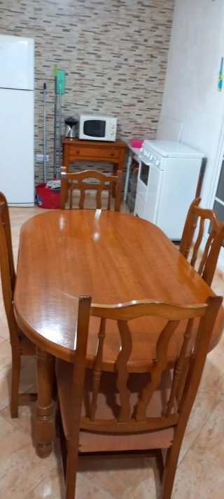Mesa de comedor y 4 sillas de madera