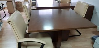 Mesa y sillones de oficina