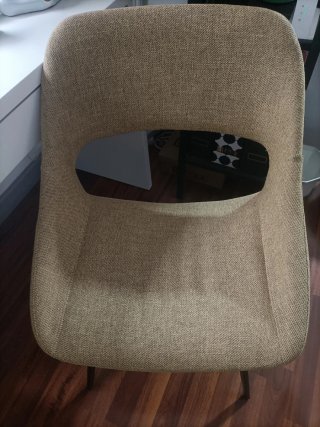 Mesa de estudio beige.  Silla tapizada.