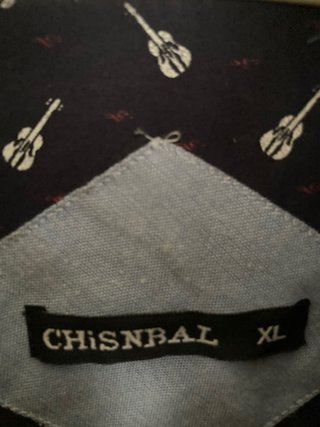 Camisa azul con estampado de guitarras