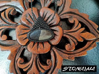 Ciondolo in macrame con ossidiana e pirite