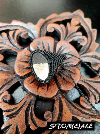 Ciondolo in macrame con ossidiana e pirite