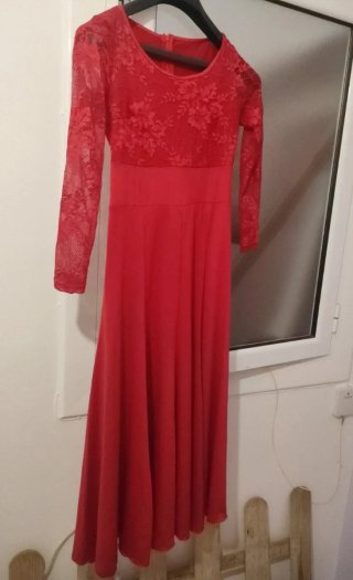 Vestido rojo con flor y pendientes