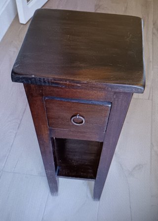 Mesa auxiliar madera oscura cajón y hueco