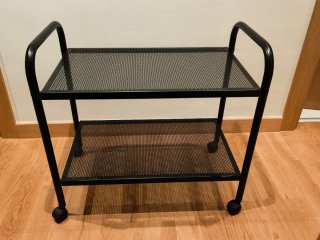 Mesa auxiliar metálica negra