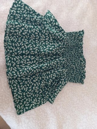 Falda verde con estampado floral