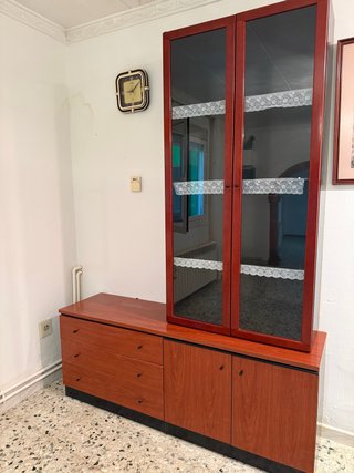Armario de madera y cristal