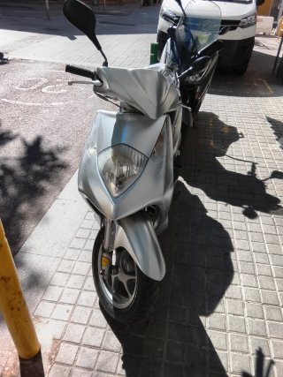 Moto Scooter Negra y Plateada