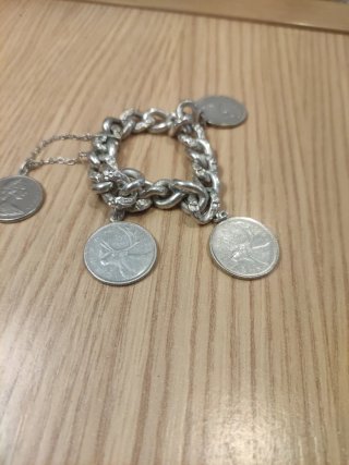 Pulsera de plata con dijes de monedas