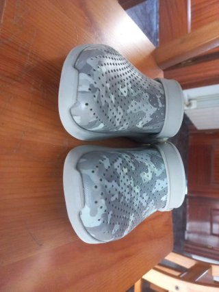 Zuecos Crocs grises y verdes