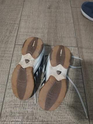 Zapatillas Adidas Indoor Negras y Blancas