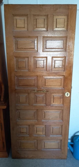 Puerta de madera maciza