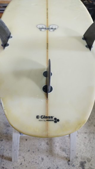Tabla de surf Full&Cas con funda y invento.