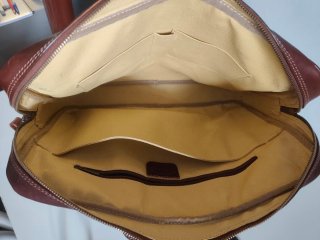 Bolso de piel marrón tipo maletín