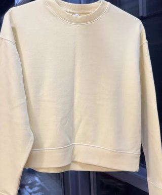 Sudadera amarilla de cuello redondo