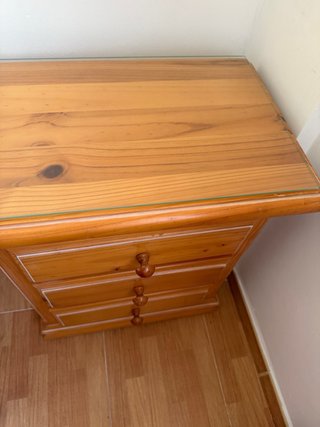 Mesita de noche de madera con cristal