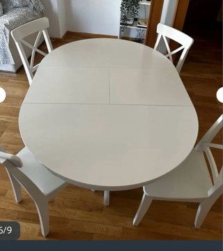 Mesa extensible Ikea con 4 sillas blancas