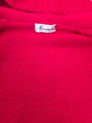 Chaqueta bebé roja con pompones