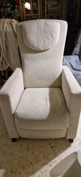 Sillón reclinable de tela beige