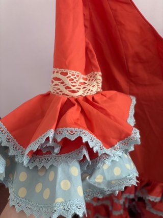 Traje de flamenca salmón y celeste.