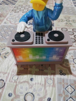 Paperino DJ con cuffie e console