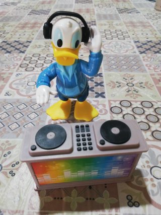 Paperino DJ con cuffie e console