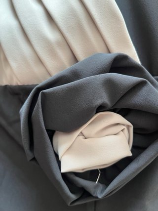 Tubino elegante beige e nero con fiore