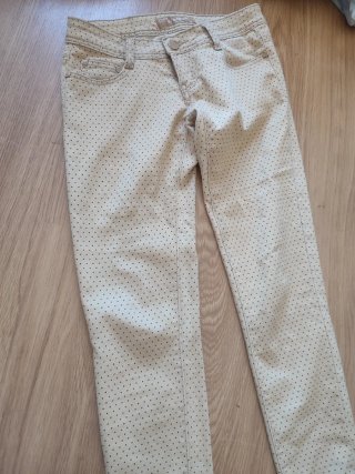 Pantalón beige con topos