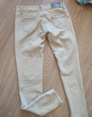 Pantalón beige con topos