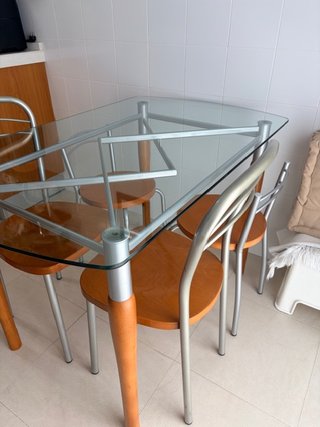 Mesa y 4 sillas cocina buen estado