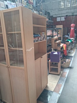 Mueble vitrina de madera y cristal