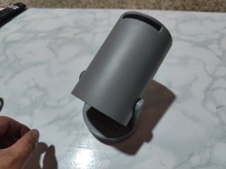 Proyector gris con control remoto y cargador