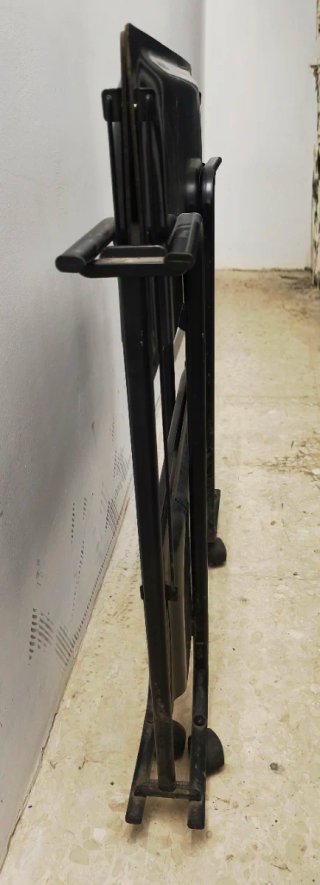 Camarera plegable metálica negra